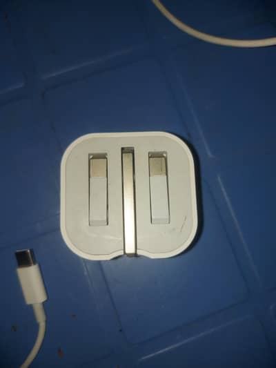 IPHONE 20 WATT FOLDING CHARGER FOR SALE WITH DATA CABLE GOOD CONDITION