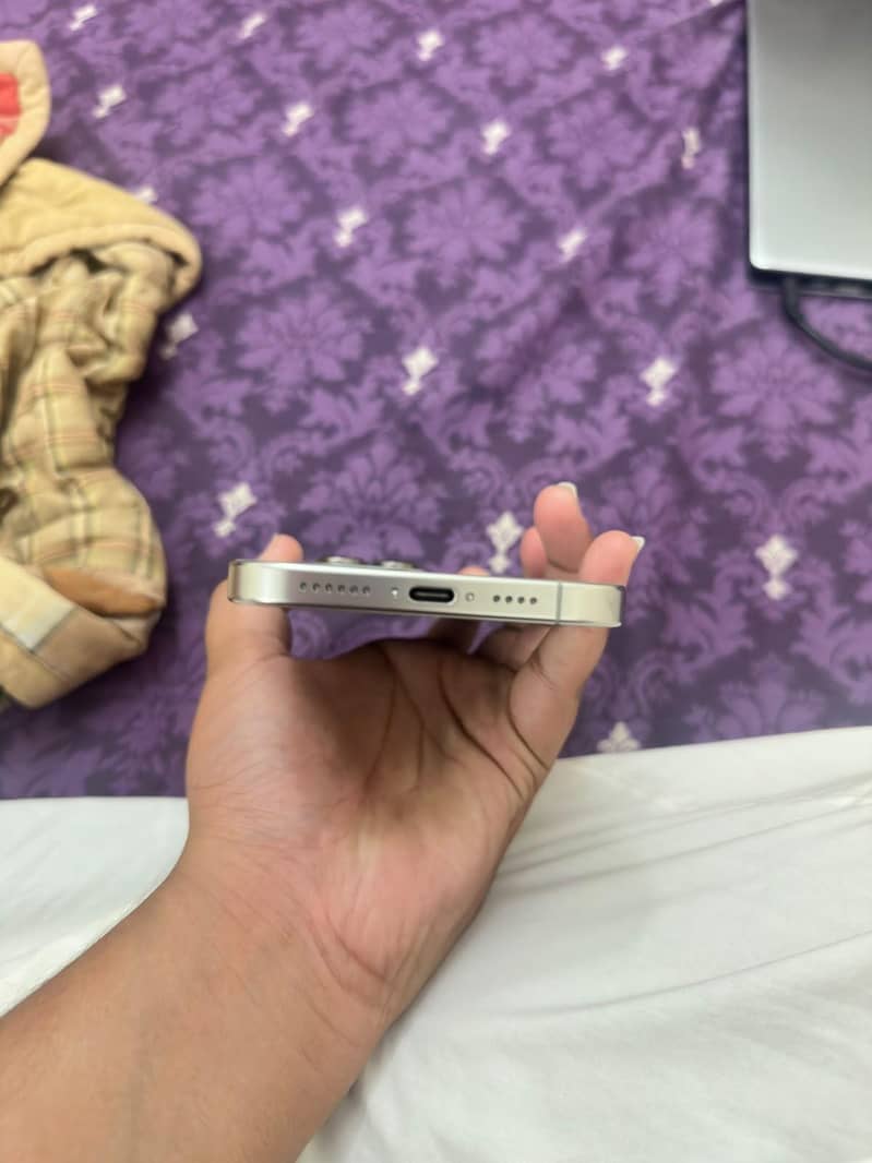 Apple iPhone 16 Pro Max 4