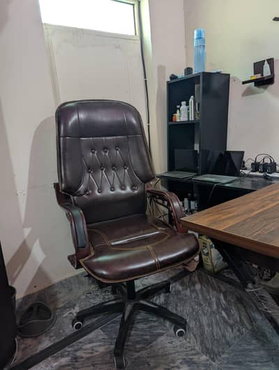 almost brand new executive office chair and table faisalabad
