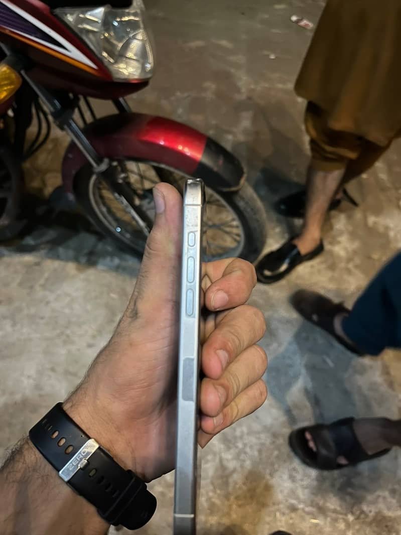 Apple iPhone 15 Pro Max 2