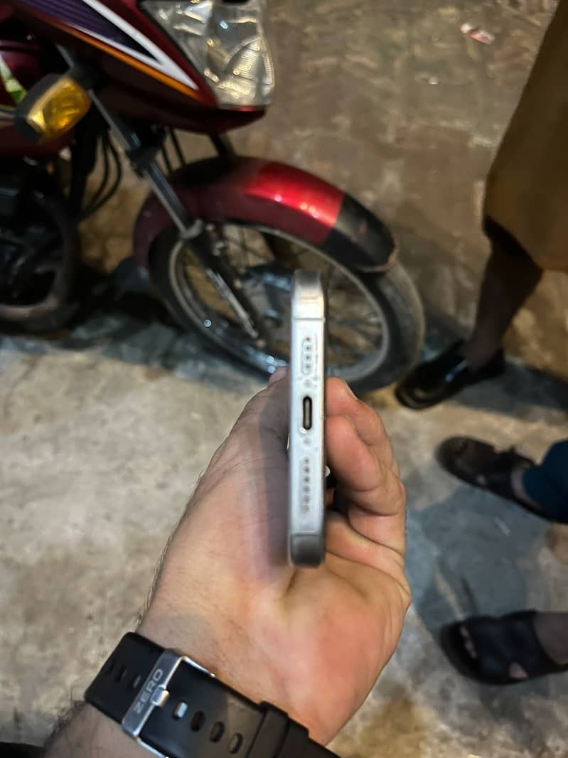 Apple iPhone 15 Pro Max 6