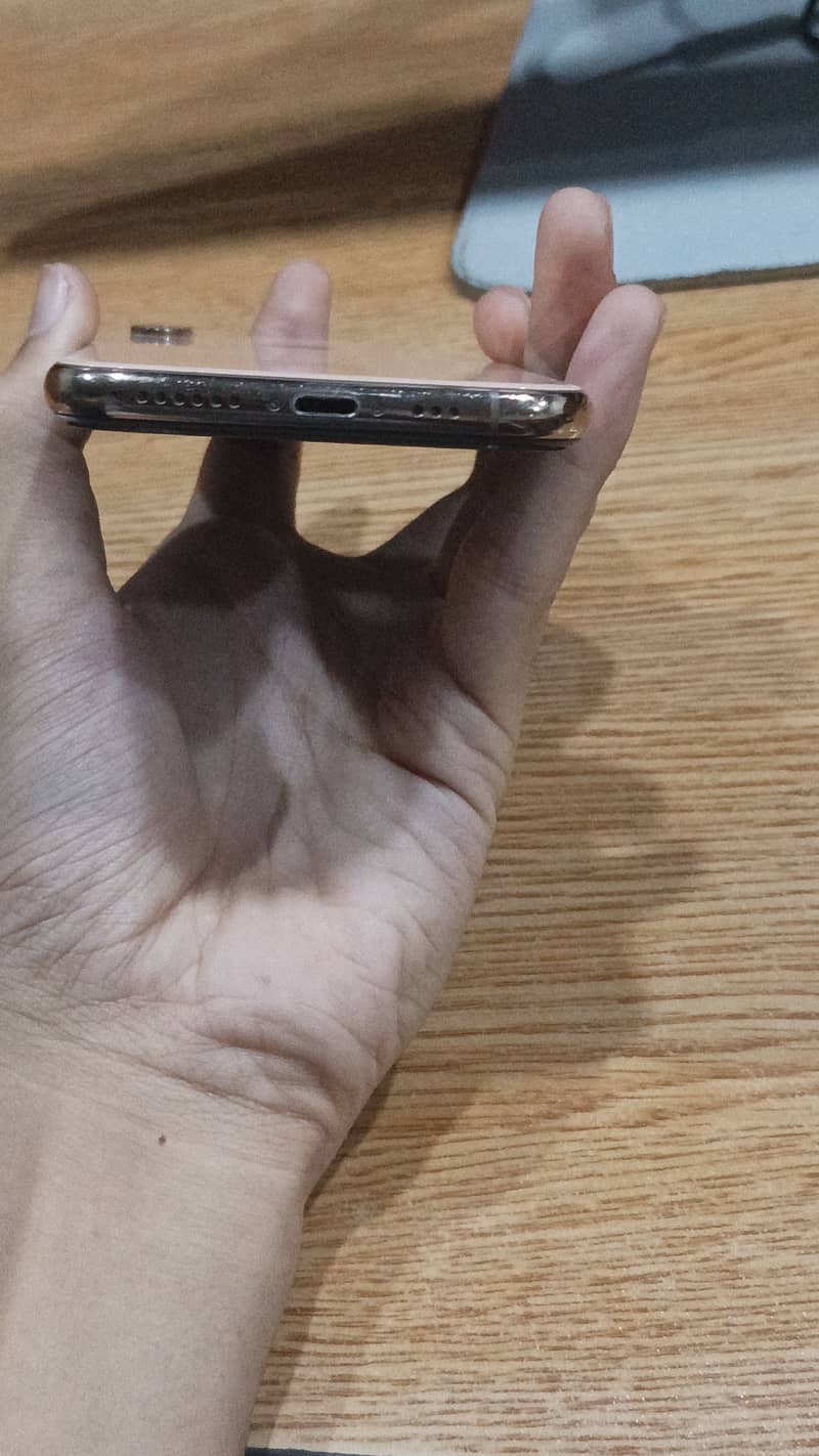 Apple iPhone XS 4