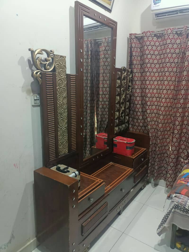Bed and dressing table 0