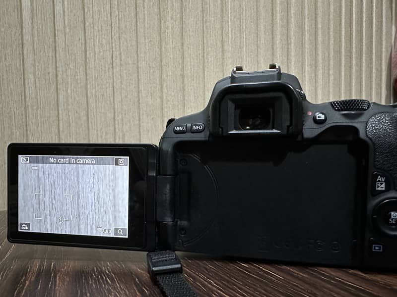 Canon EOS 200D 11