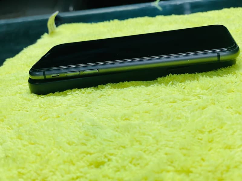 Apple iPhone 11 4