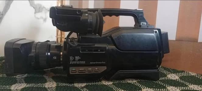 Sony HXR-MC1500C Professional Camcorder sale ke liye available hai.