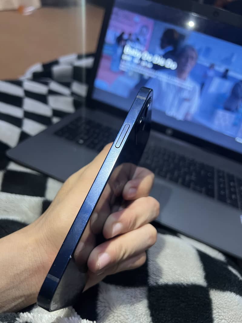 Apple iPhone 12 4