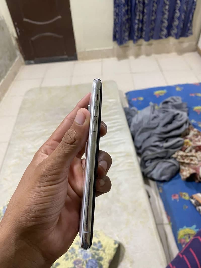 Apple iPhone X 3
