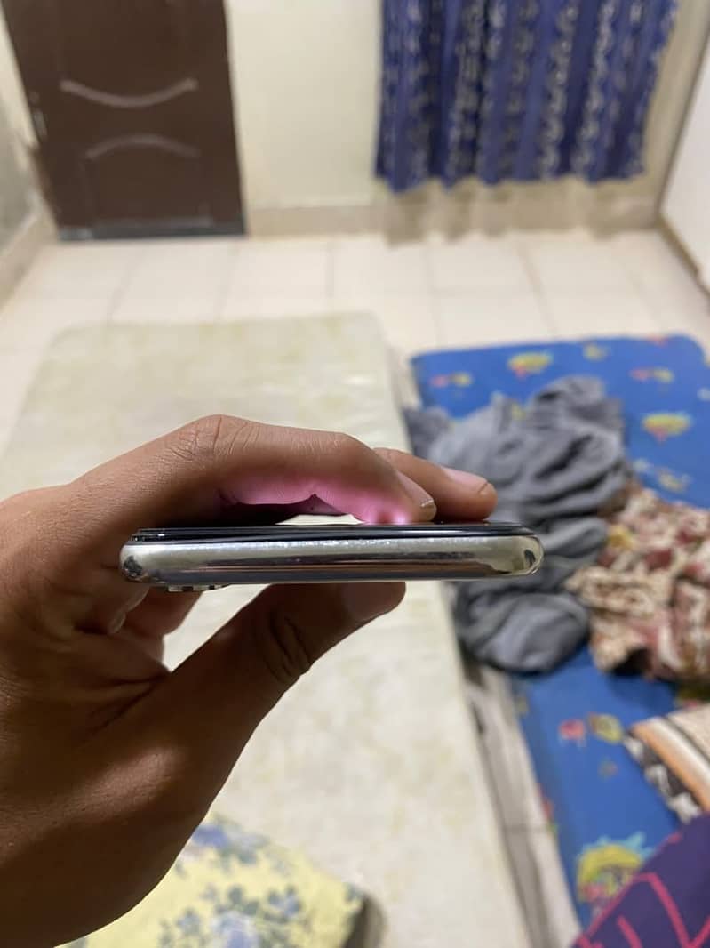 Apple iPhone X 4