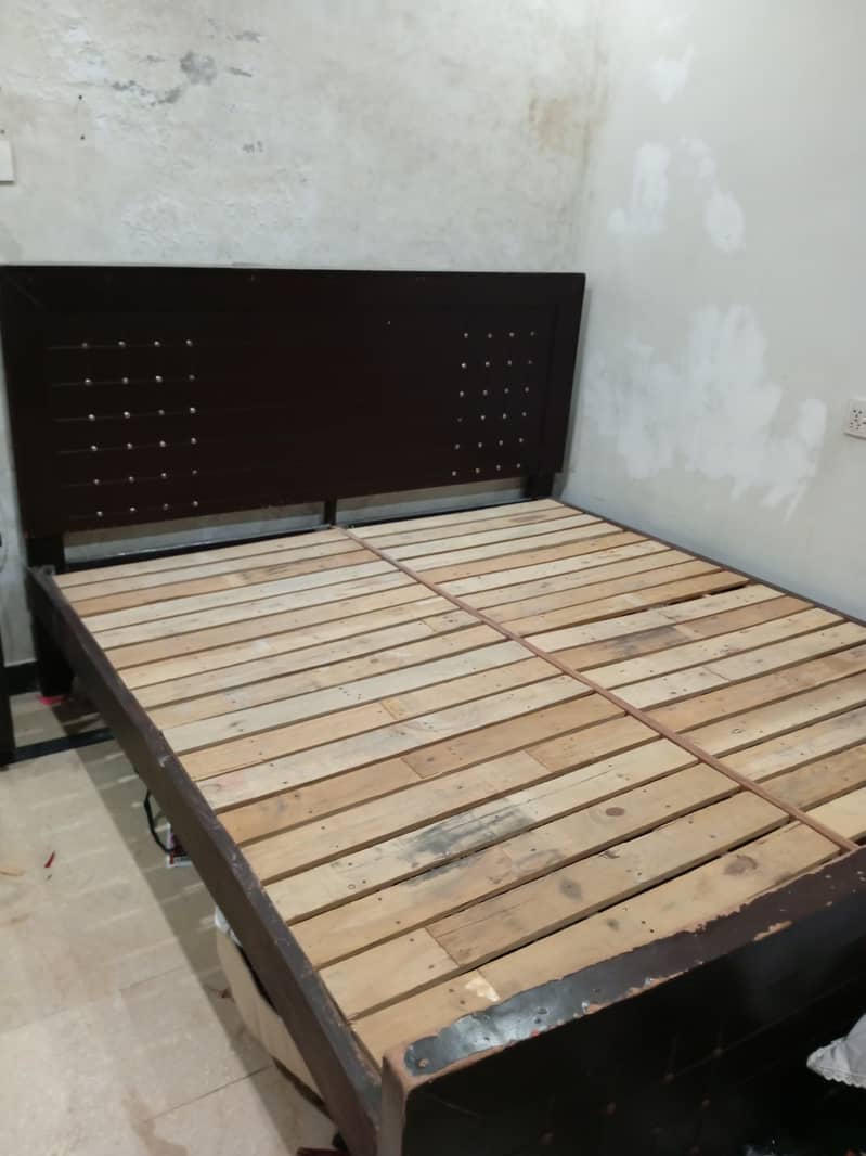 bed and sidetable 0