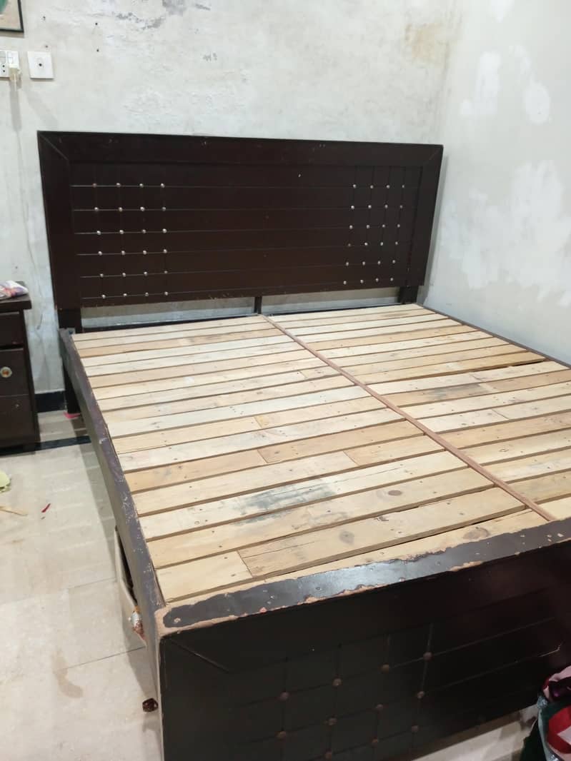 bed and sidetable 1