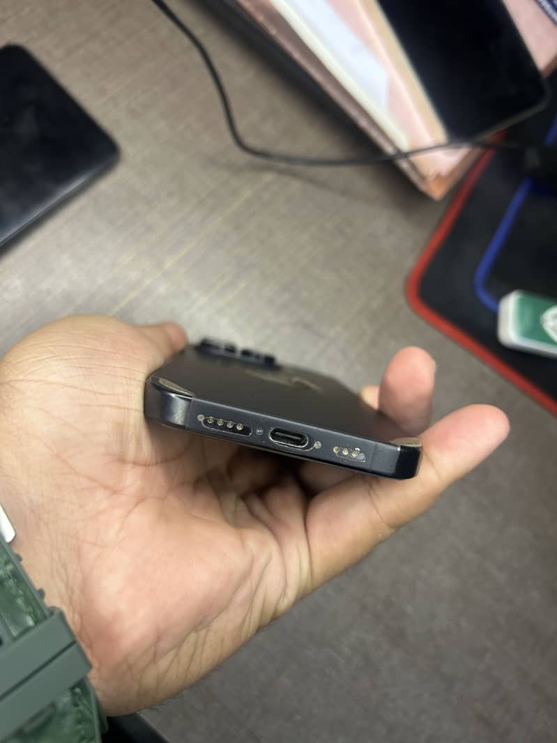 Apple iPhone 16 Pro 2