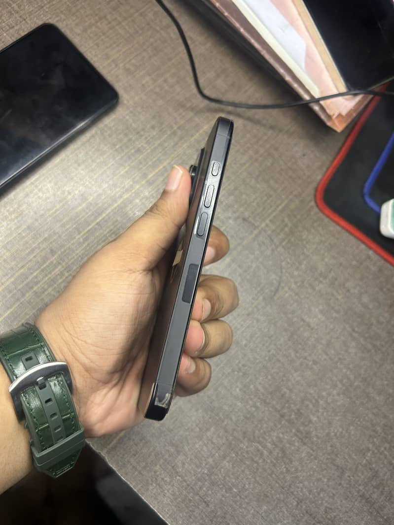 Apple iPhone 16 Pro 3