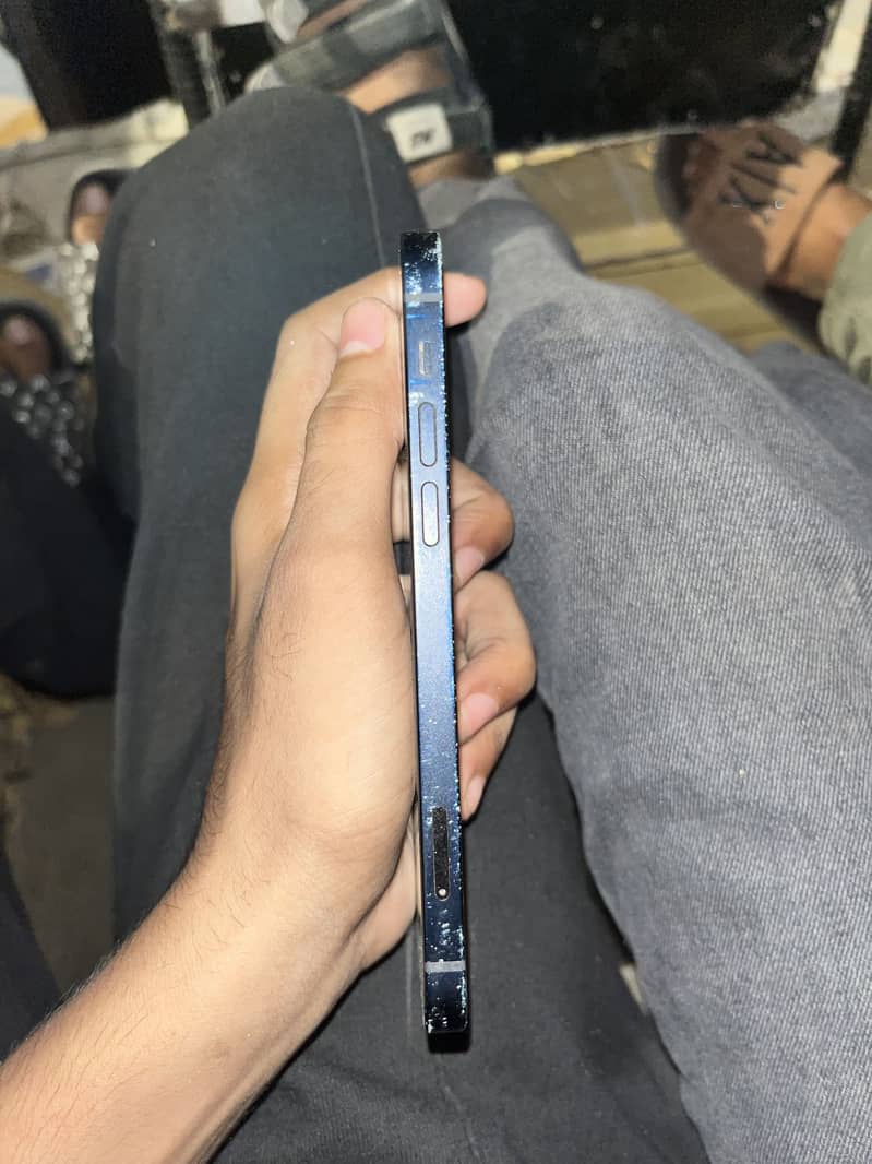 Apple iPhone 12 4