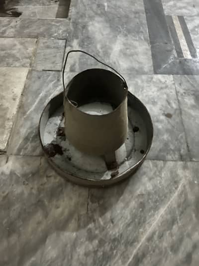 Murghiyon Ke Feeders, Water Bottles Aur Steel Trays For Sale