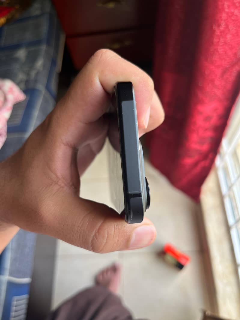 Apple iPhone 16 Pro 1