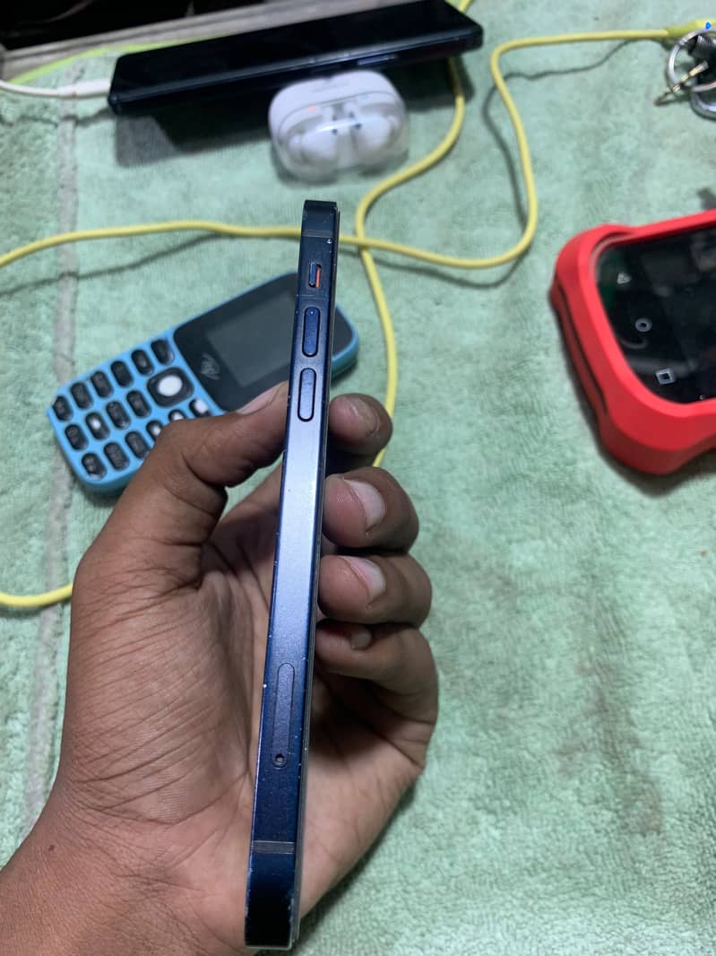 Apple iPhone 12 1