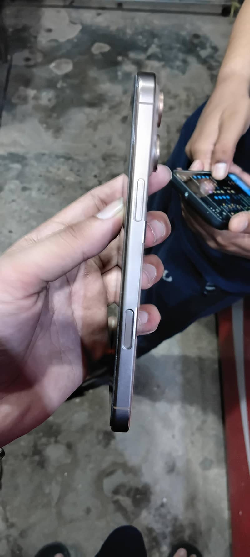 Apple iPhone 16 Pro Max 4