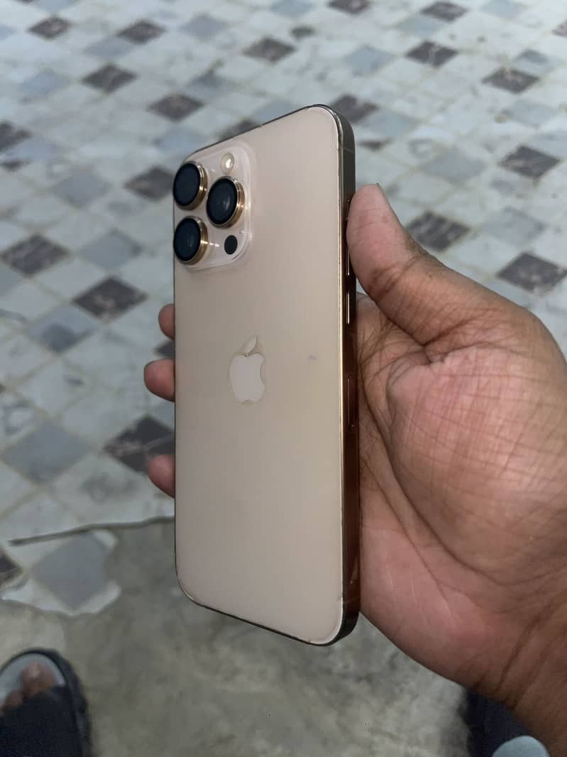 Apple iPhone 16 Pro Max 4