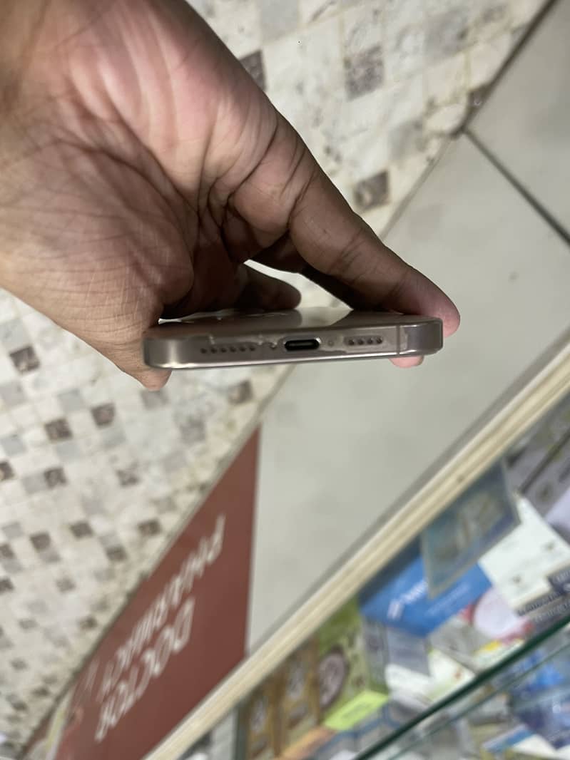 Apple iPhone 16 Pro Max 8