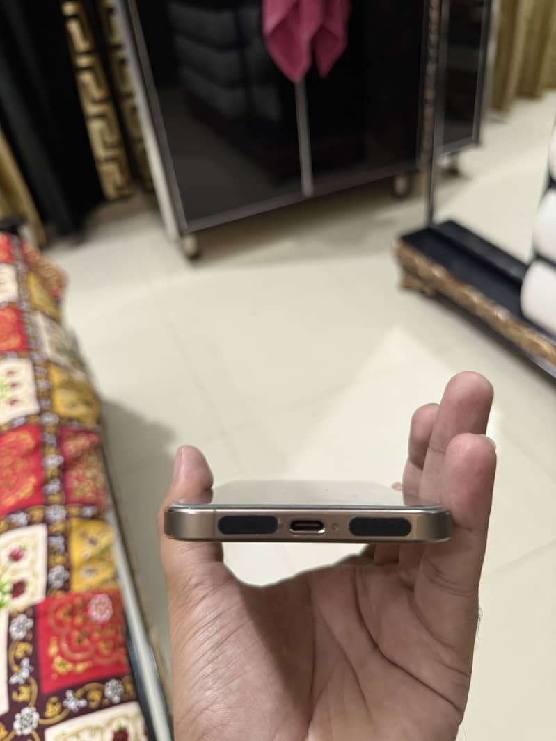 Apple iPhone 16 Pro Max 6
