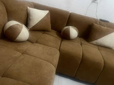 7 seater new condition l shape in towel fabric with  big center table