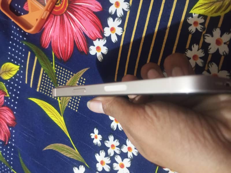 Apple iPhone 13 4