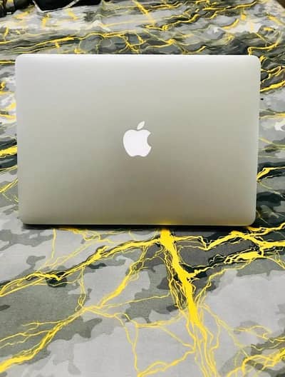 Apple MacBook Air 13-inch (2015) - Core i5 / 8GB RAM / Clean Condition
