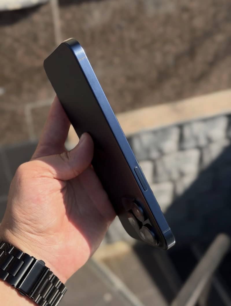 Apple iPhone 15 Pro Max 2
