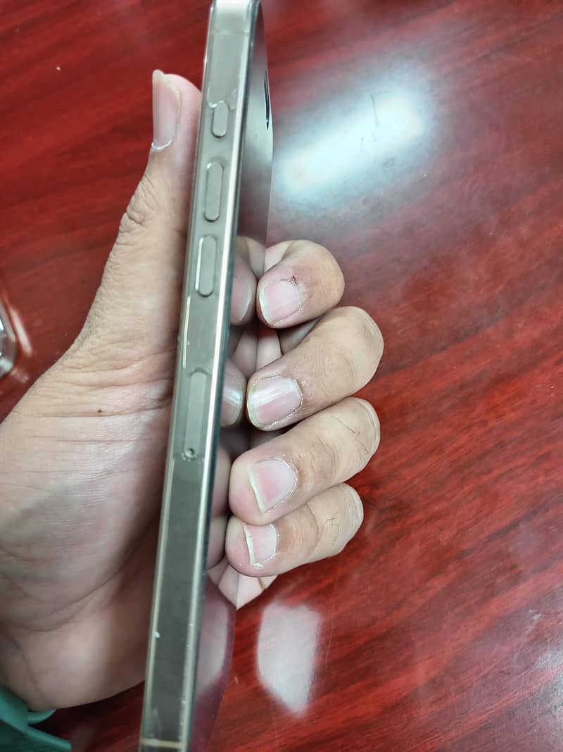 Apple iPhone 16 Pro Max 1