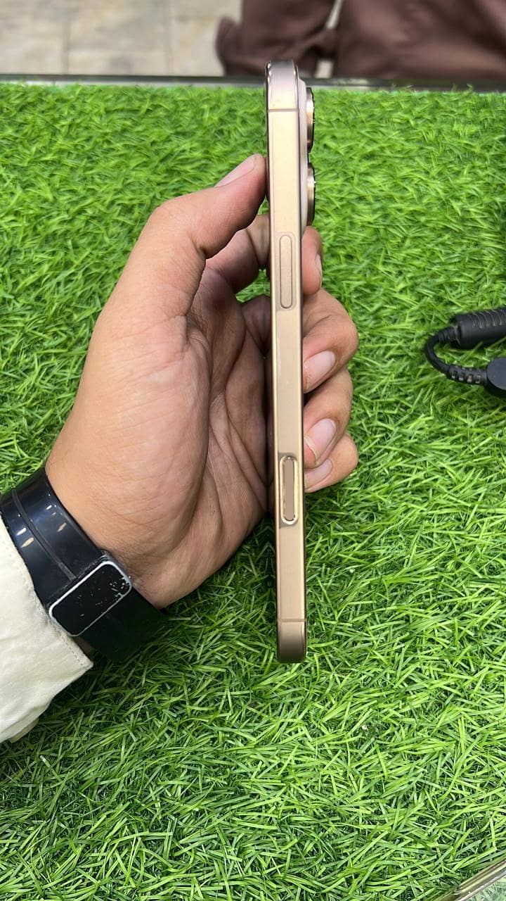Apple iPhone 16 Pro Max 1