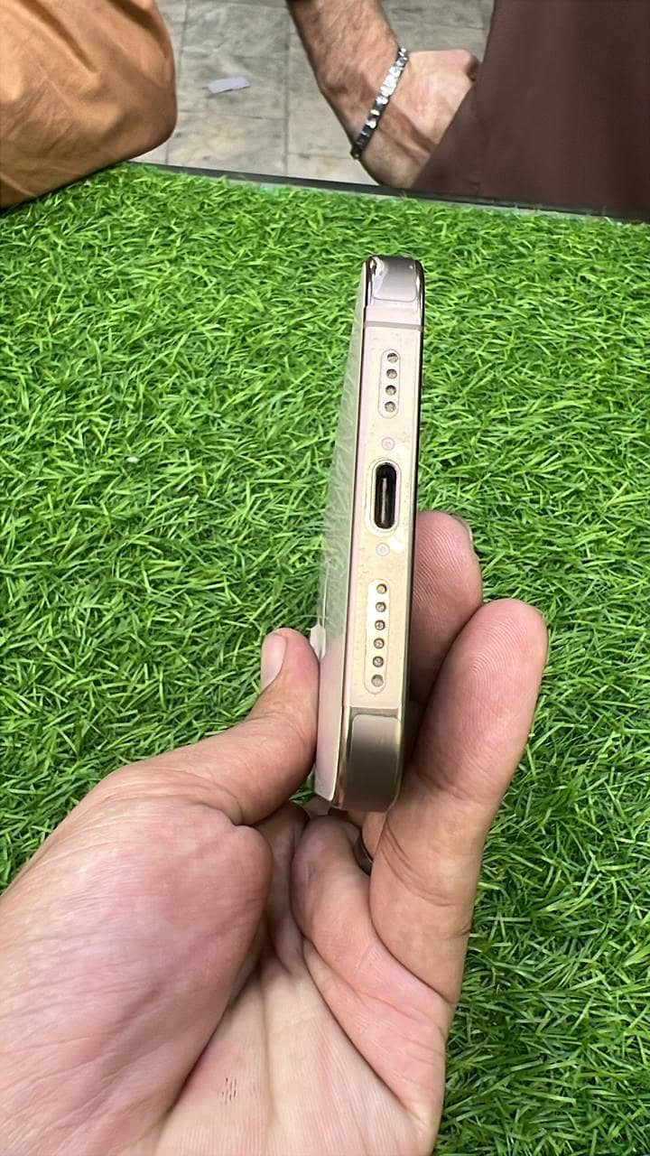 Apple iPhone 16 Pro Max 2