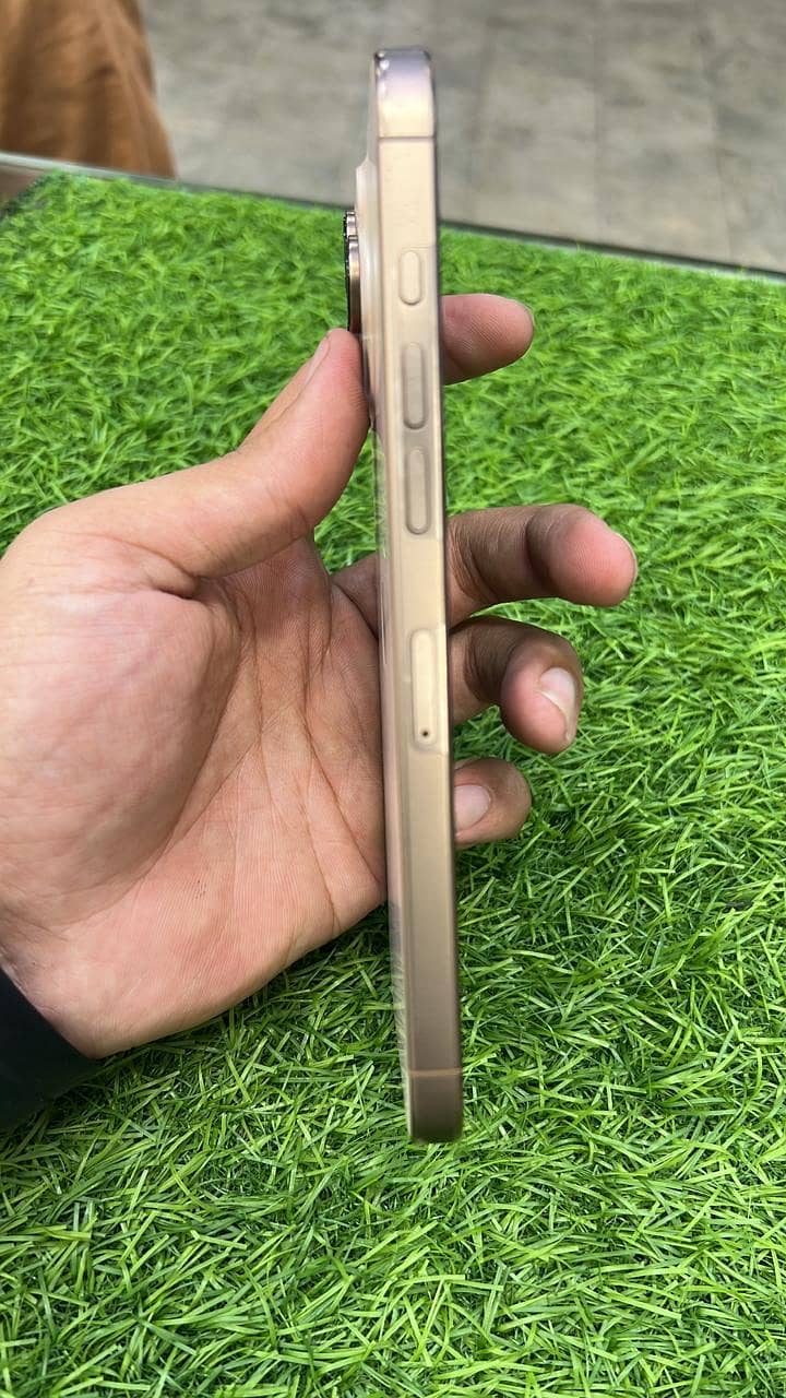 Apple iPhone 16 Pro Max 3