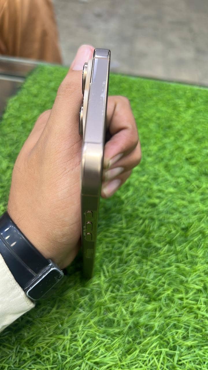 Apple iPhone 16 Pro Max 4