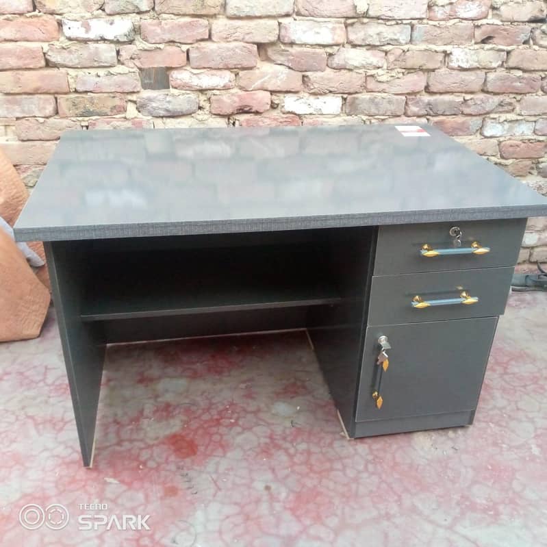 computer/ study table 0