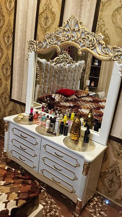 urgent for sale Bed &  dressing &  and side tabel