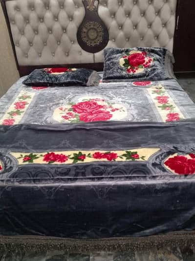 blanket 4pcs set available 1blanket  1bedsheet 2pillow case available.