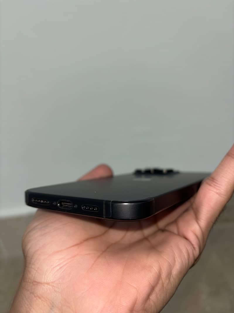 Apple iPhone 16 Pro Max 2