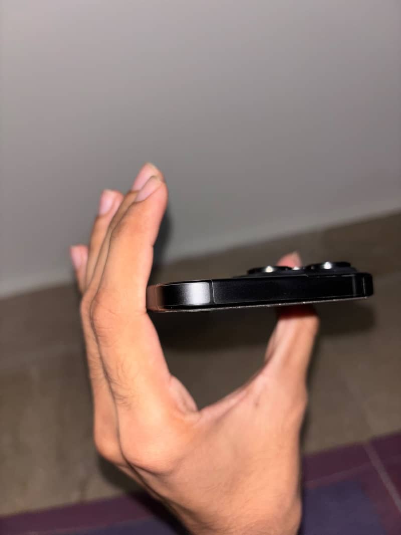 Apple iPhone 16 Pro Max 4