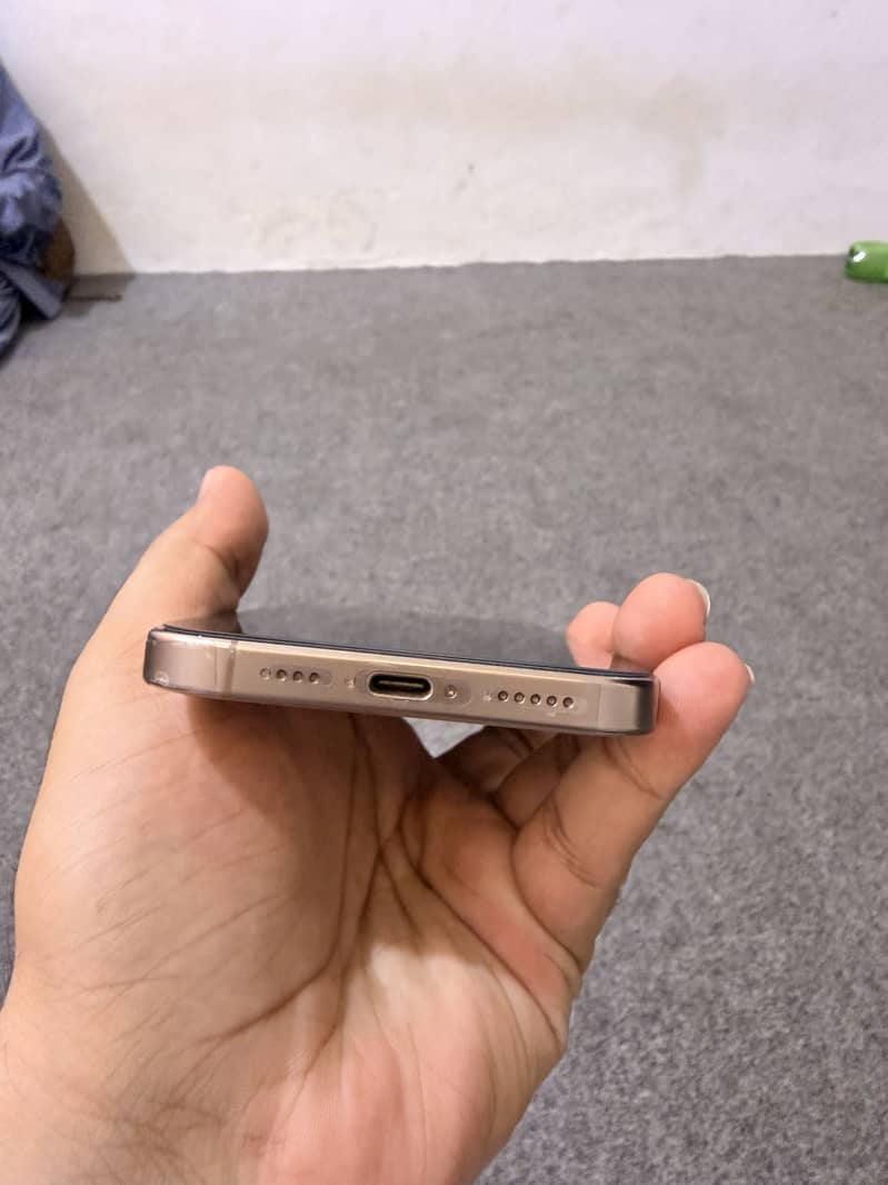 Apple iPhone 16 Pro Max 4
