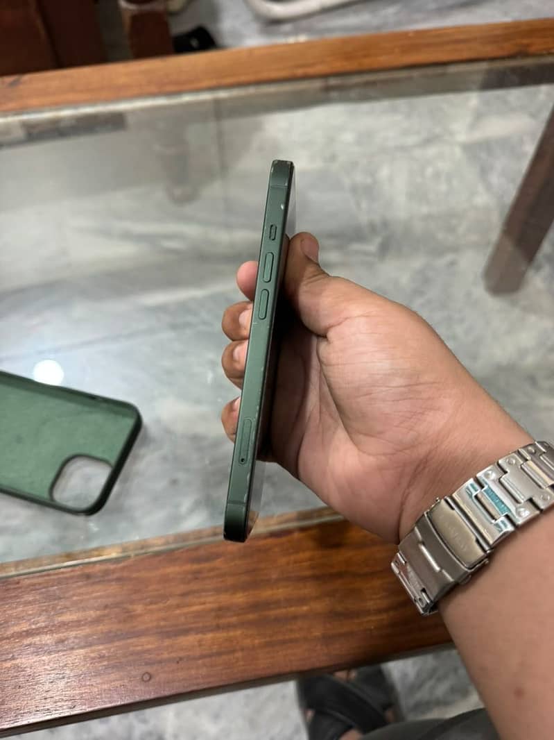 Apple iPhone 13 9