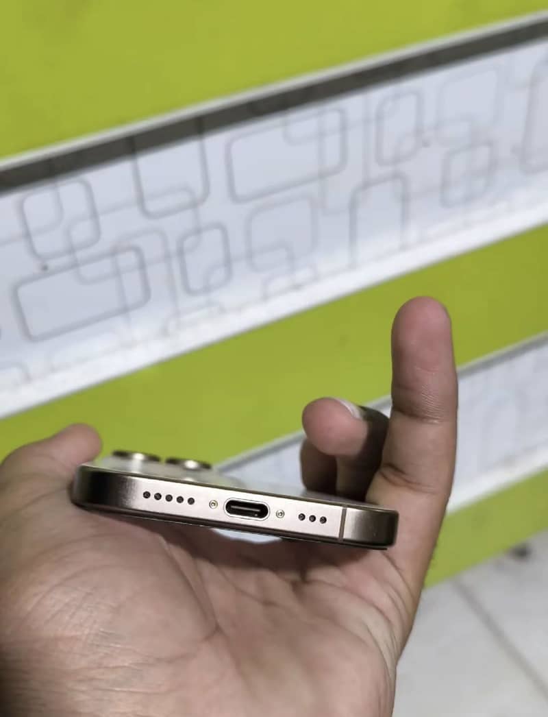 Apple iPhone 16 Pro 1