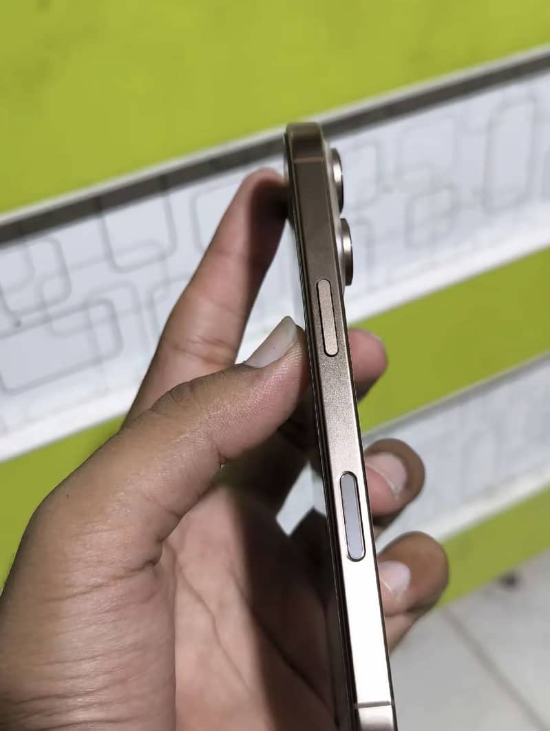Apple iPhone 16 Pro 2