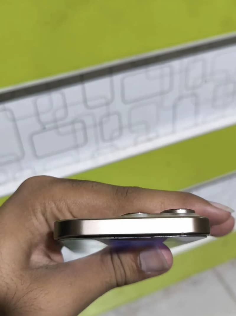 Apple iPhone 16 Pro 3