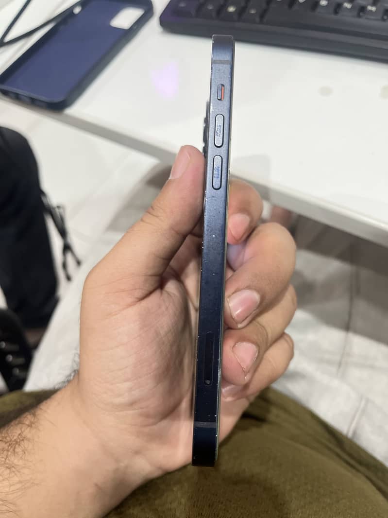 Apple iPhone 12 4