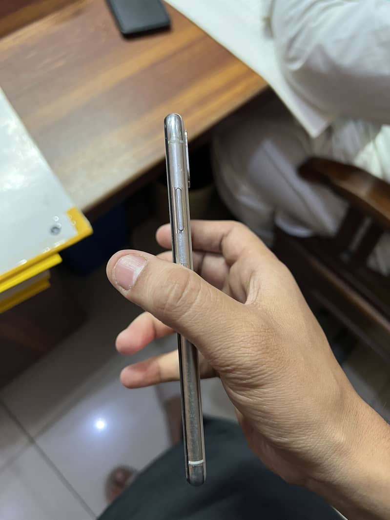 Apple iPhone XS Max 10