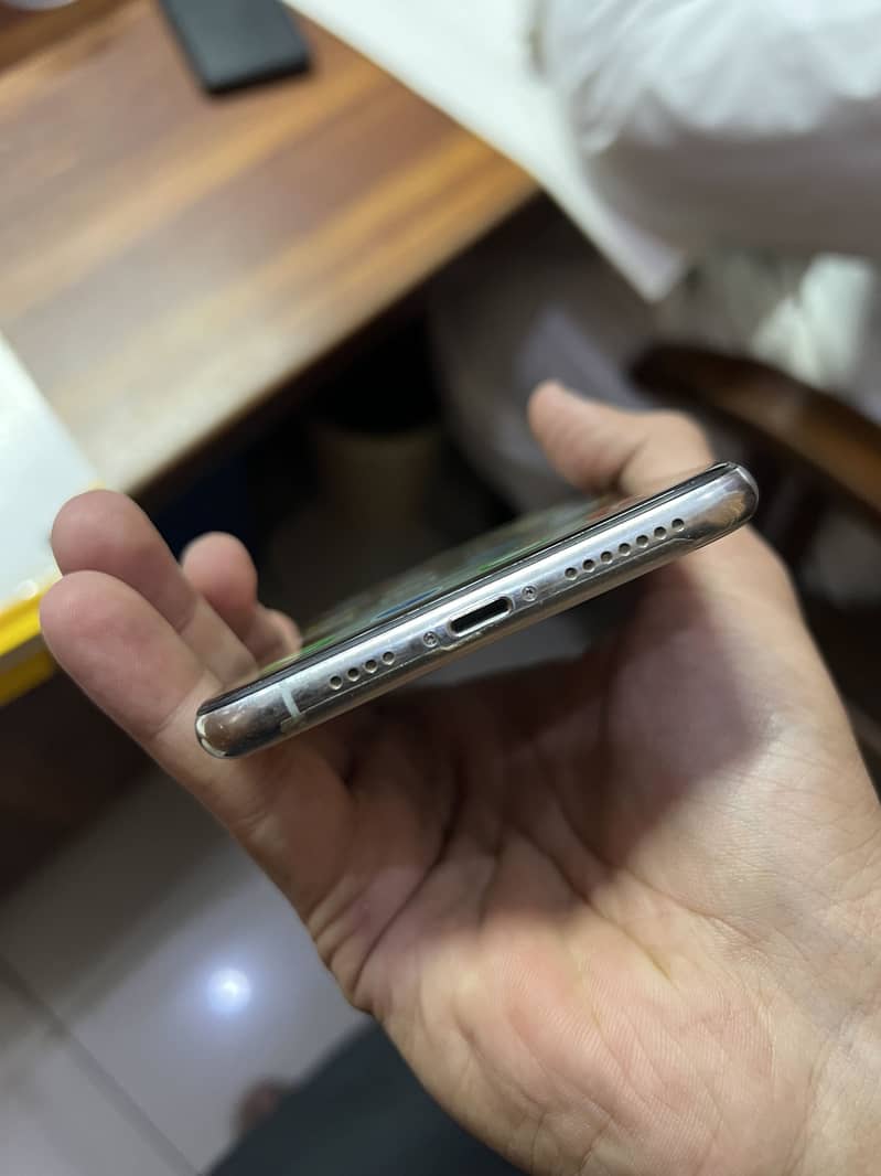 Apple iPhone XS Max 11