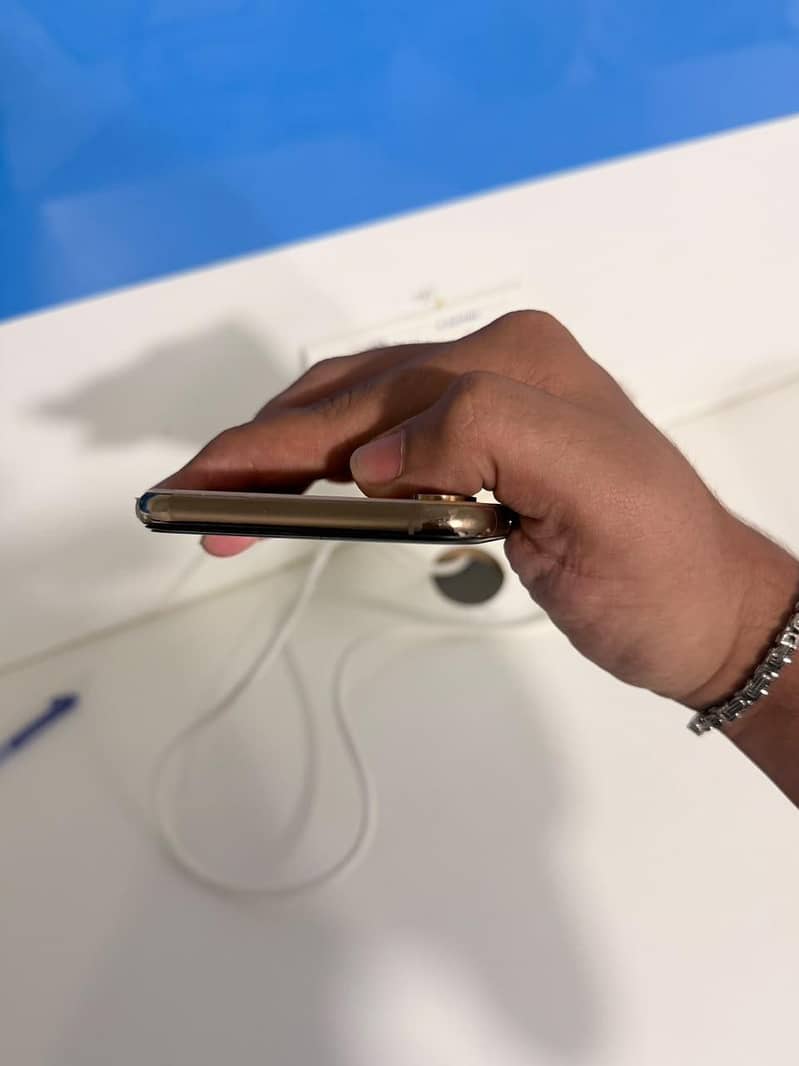 Apple iPhone XS Max 4