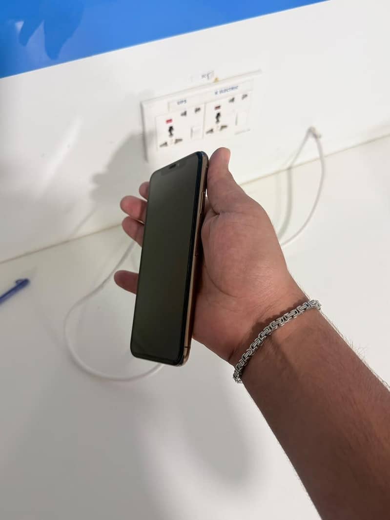 Apple iPhone XS Max 5