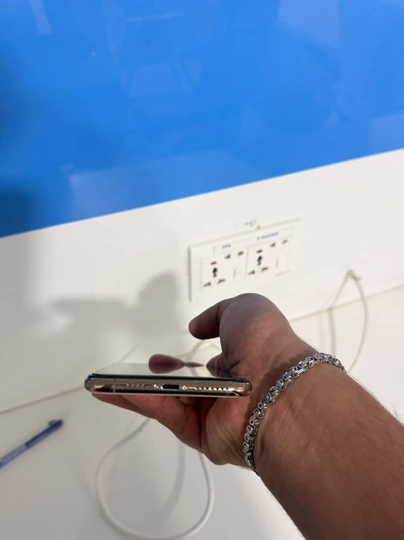 Apple iPhone XS Max 7